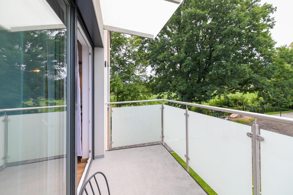 Balkón alebo terasa v ubytovaní Apartamenty Pod Lasem z klimatyzacją i 2 sypialniami - Dream Apart