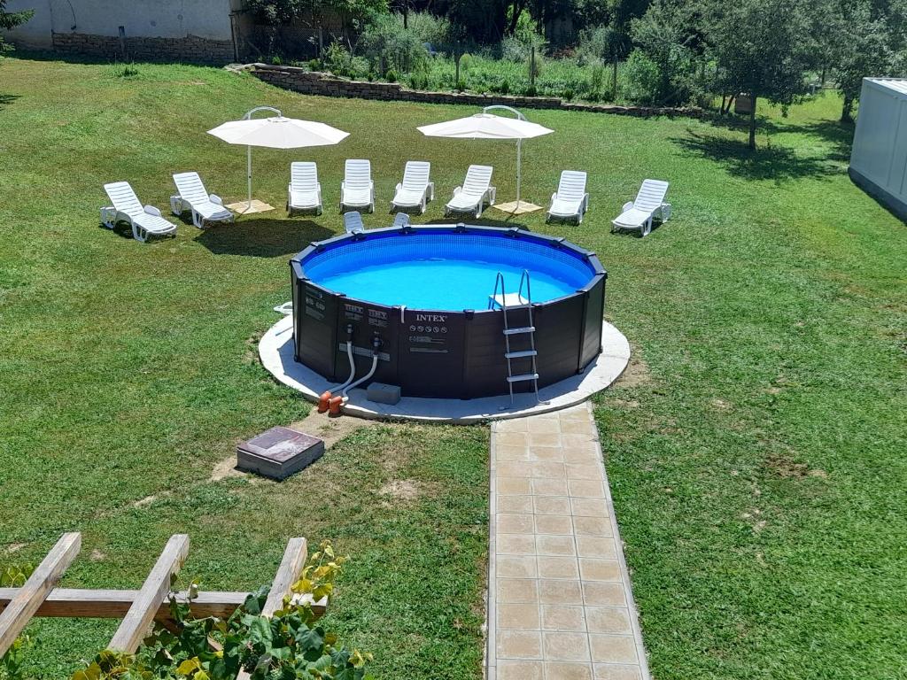 Bazén v ubytování Guest house-restaurant St. George / Къща за гости-ресторант Свети Георги nebo v jeho okolí