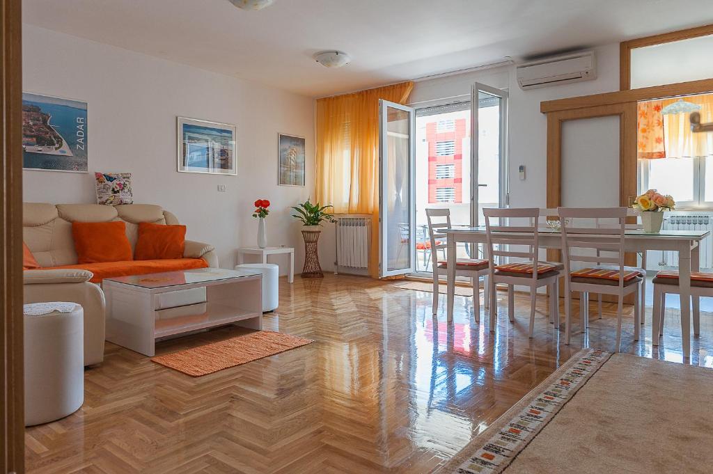 sala de estar con sofá y mesa en Apartment Marija, en Zadar