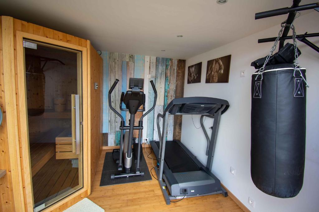 Fitness centrum a/nebo fitness zařízení v ubytování Chambres 2 caps