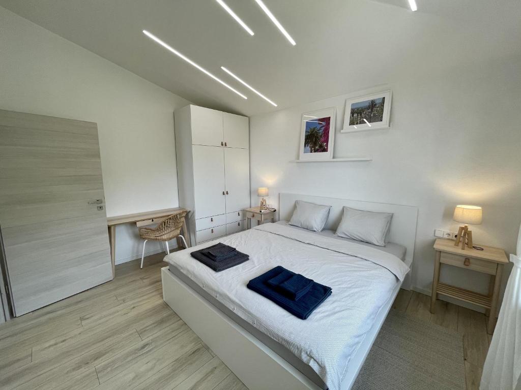 Postel nebo postele na pokoji v ubytování Lambda Holiday Apartments