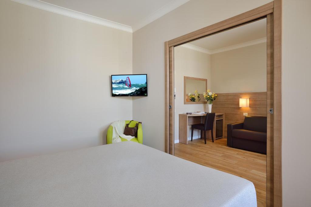 Televízia a/alebo spoločenská miestnosť v ubytovaní Hotel Rossini