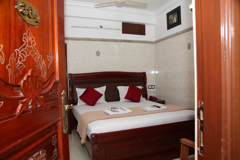 Postel nebo postele na pokoji v ubytování Grand View Residency Chennai