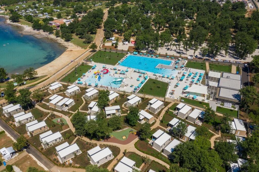 una vista aérea de un complejo con piscina en Adriamar Mobile Homes in Camping Park Umag, en Umag