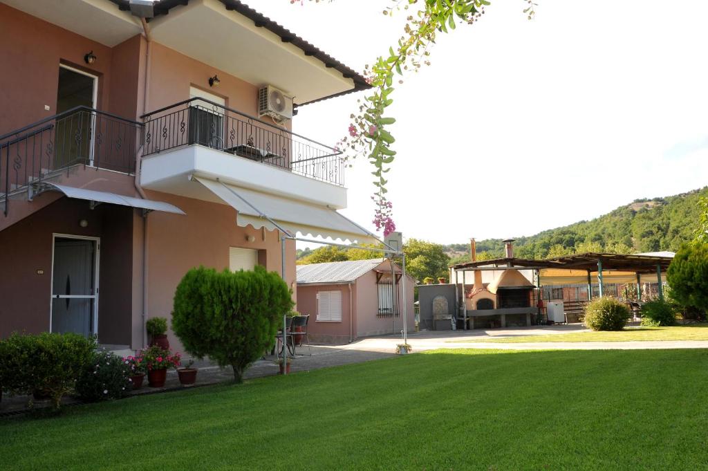 - Vistas a una casa con patio en The Other Side of Meteora with lush garden, BBQ & pavillion, en Kalambaka