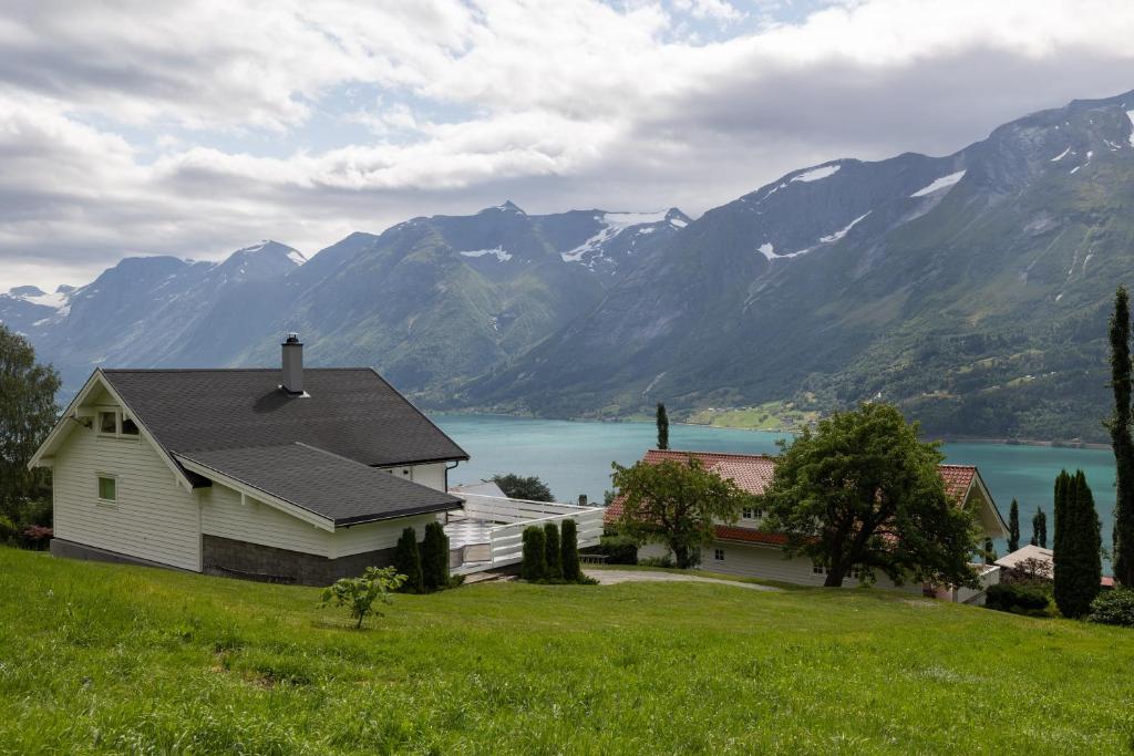 una casa con vista sul lago e sulle montagne di Flotunet - Jørnhuset a Stryn