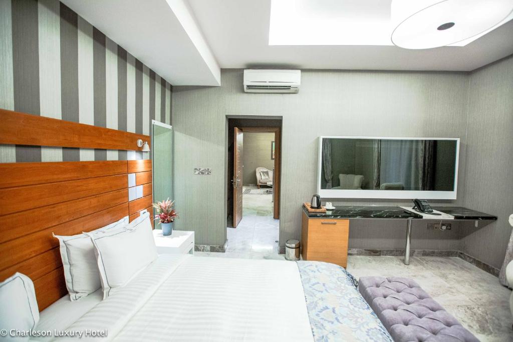 Postel nebo postele na pokoji v ubytování Charleson Luxury Hotel