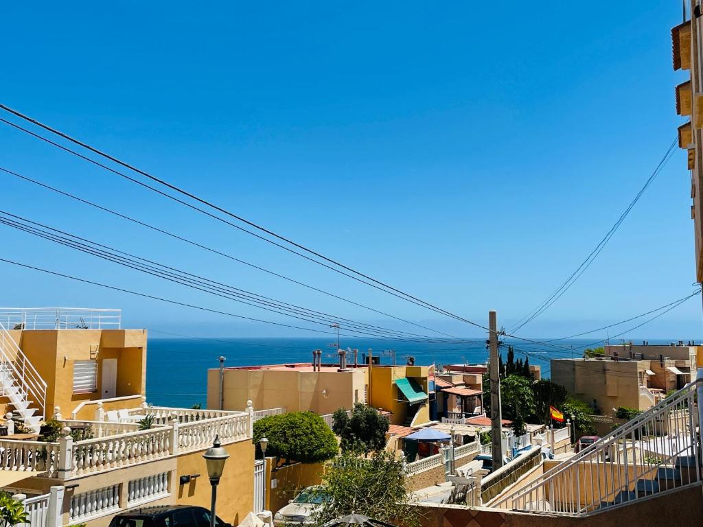 Vom Balkon eines Gebäudes genießen Sie Meerblick. in der Unterkunft Holiday Villa with Sea View in Gran Alacant
