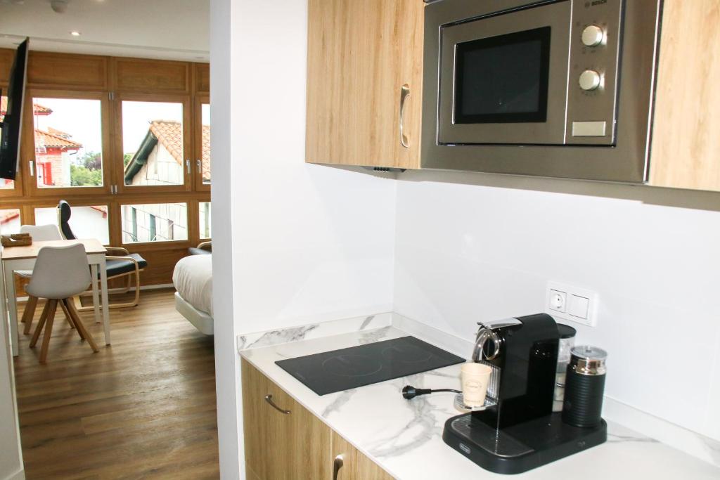 A kitchen or kitchenette at Apartamentos Mundaka Surf Camp