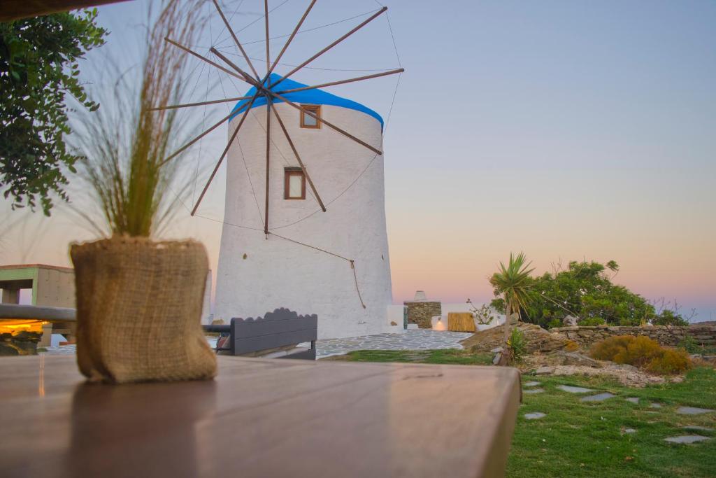 um moinho de vento com um vaso sentado numa mesa em Sifnos Roots em Exámbela