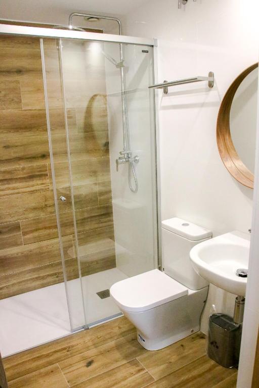A bathroom at Apartamentos Mundaka Surf Camp