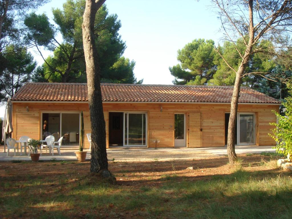 une cabane en rondins avec une véranda et deux arbres dans l'établissement Maison charmante à Aix-en-Provence avec piscine privée, à Aix-en-Provence