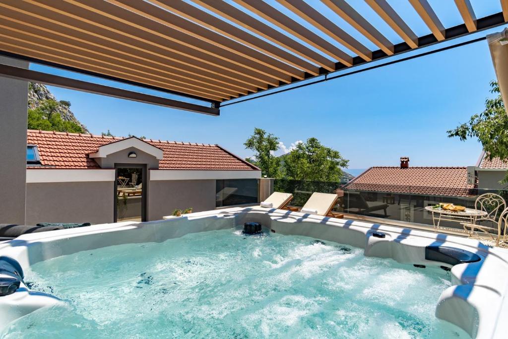 Bazén v ubytovaní NEW! Villa Falcon House, 3-bedroom villa with heated 36 sqm pool, Jacuzzi, Finnish sauna alebo v jeho blízkosti