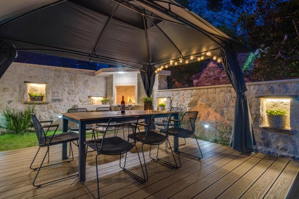 Patio alebo iná vonkajšia časť ubytovania NEW! Villa Falcon House, 3-bedroom villa with heated 36 sqm pool, Jacuzzi, Finnish sauna