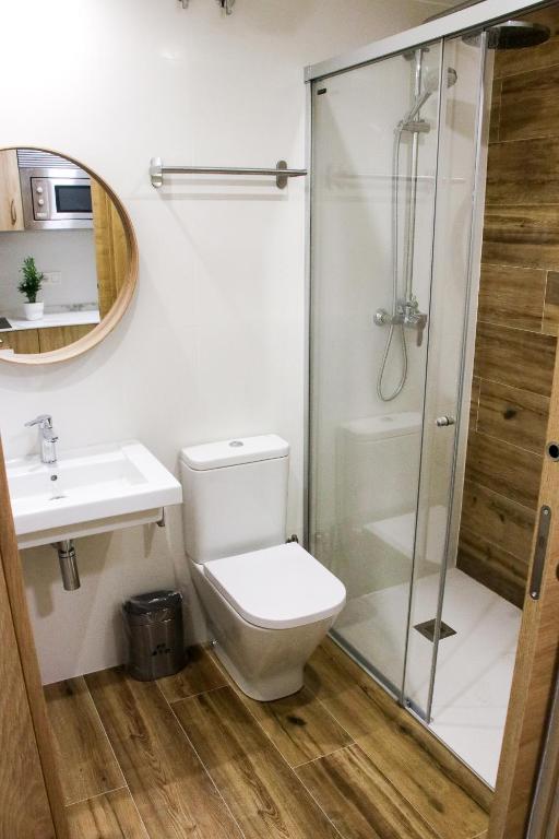 A bathroom at Apartamentos Mundaka Surf Camp