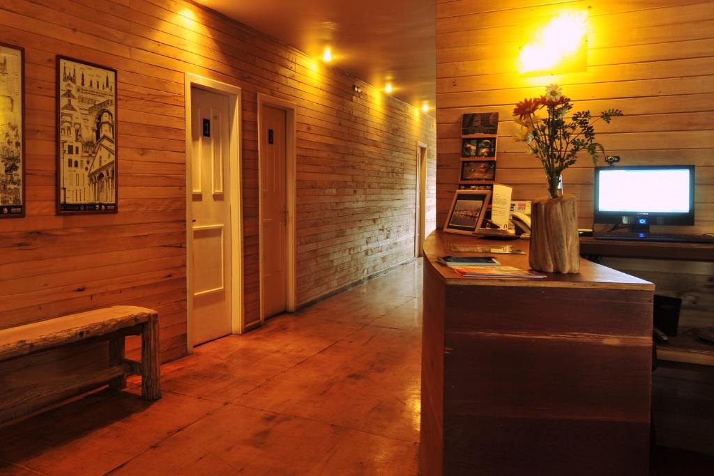 TV a/nebo společenská místnost v ubytování Palafito Hostel Chiloé
