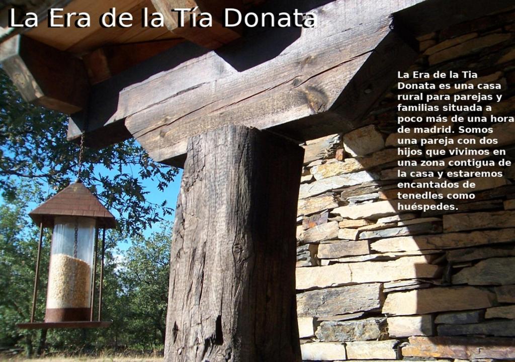 una cubierta de libro de una cruz de madera y una pared de piedra en La Era de la Tía Donata en Campillo de Ranas