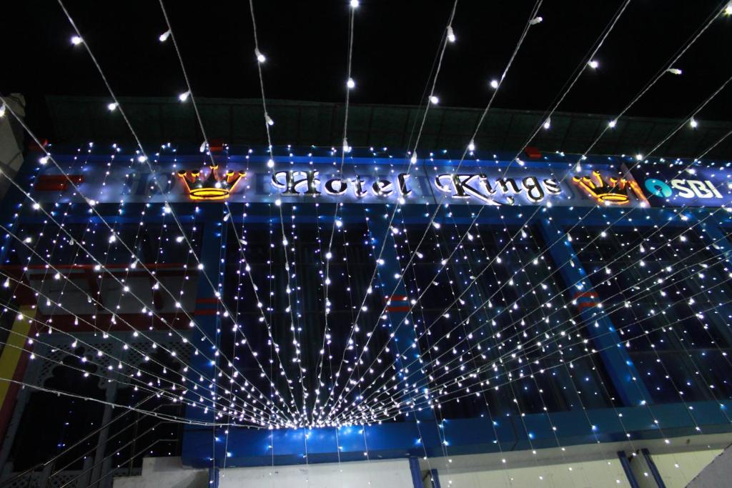 un escenario con luces y una señal para un estadio en Hotel The Kings, en Kota