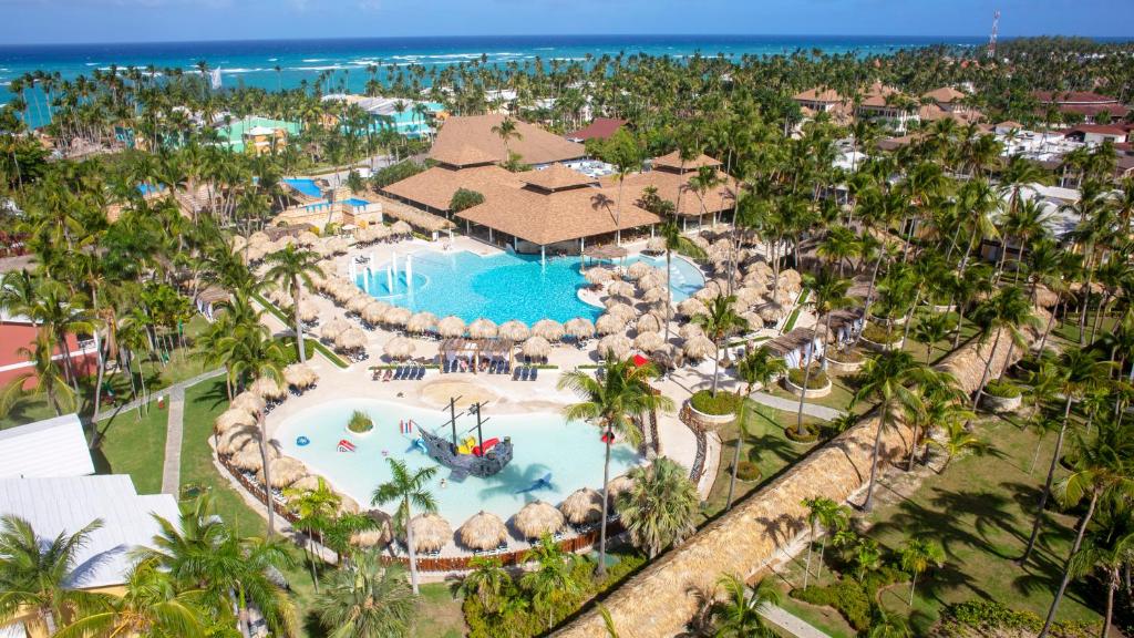 vista aerea di un resort con piscina di Grand Palladium Punta Cana Resort & Spa - All Inclusive a Punta Cana