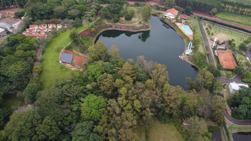 uma vista aérea de um parque e de um lago em Hotel Lago das Pedras em Apucarana