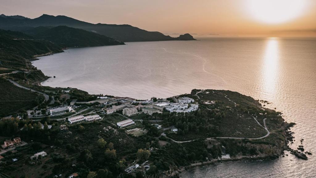 een luchtzicht op een klein eiland in het water bij Mangia's Pollina Resort in Cefalù