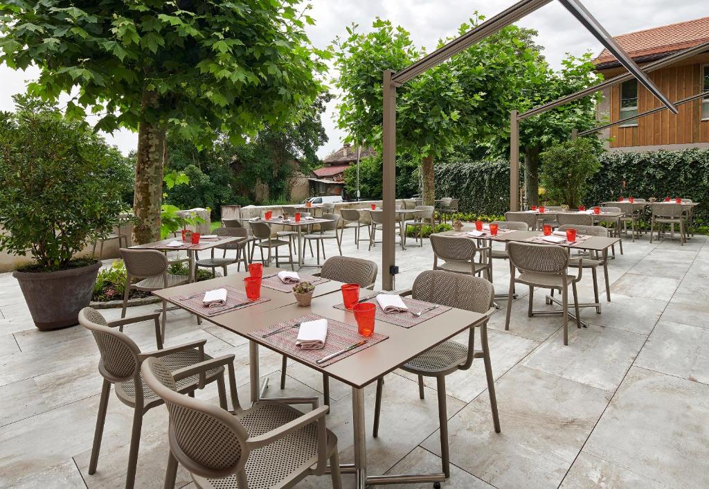 Restoran või mõni muu söögikoht majutusasutuses Auberge La Croix-Blanche