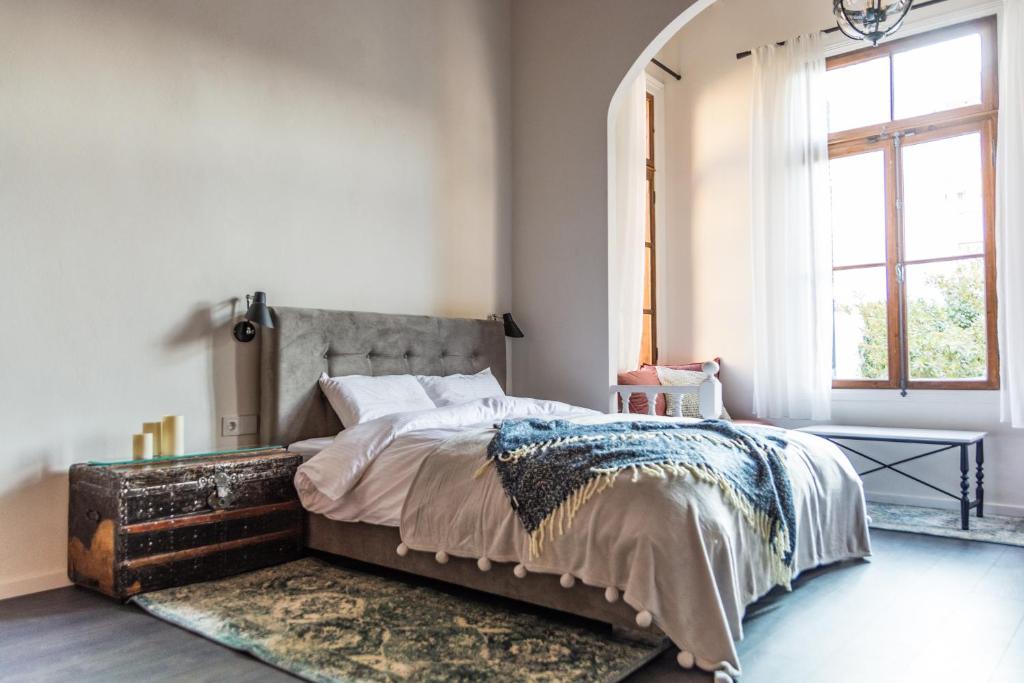 Ένα ή περισσότερα κρεβάτια σε δωμάτιο στο PomeGranate Suites