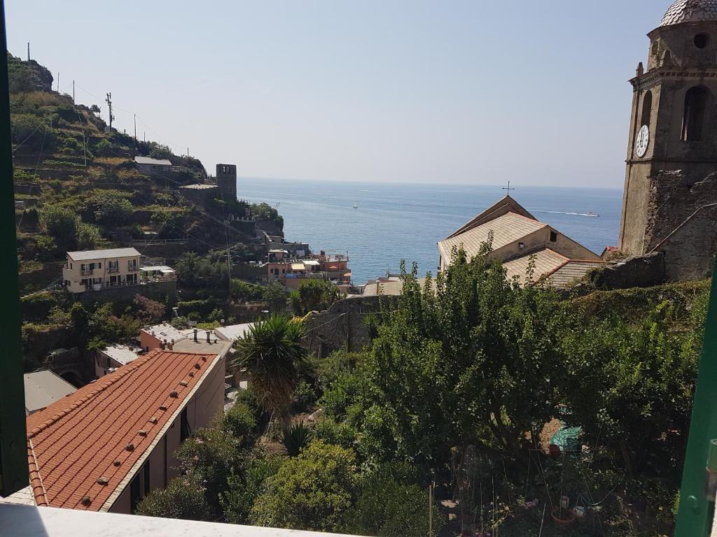 una vista de una ciudad con una torre de reloj y el océano en Camere Toni en Vernazza