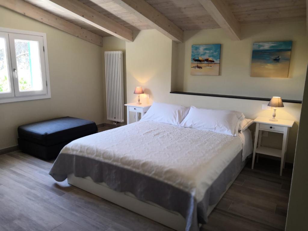 A bed or beds in a room at Camere Toni
