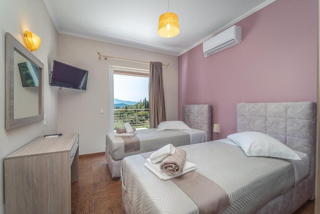 Postel nebo postele na pokoji v ubytování Koumaries Villas