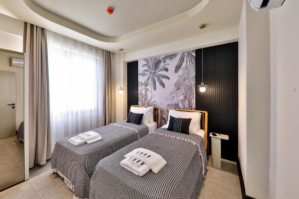 Postel nebo postele na pokoji v ubytování Luff Suites
