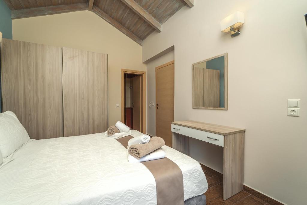 Postel nebo postele na pokoji v ubytování Koumaries Villas