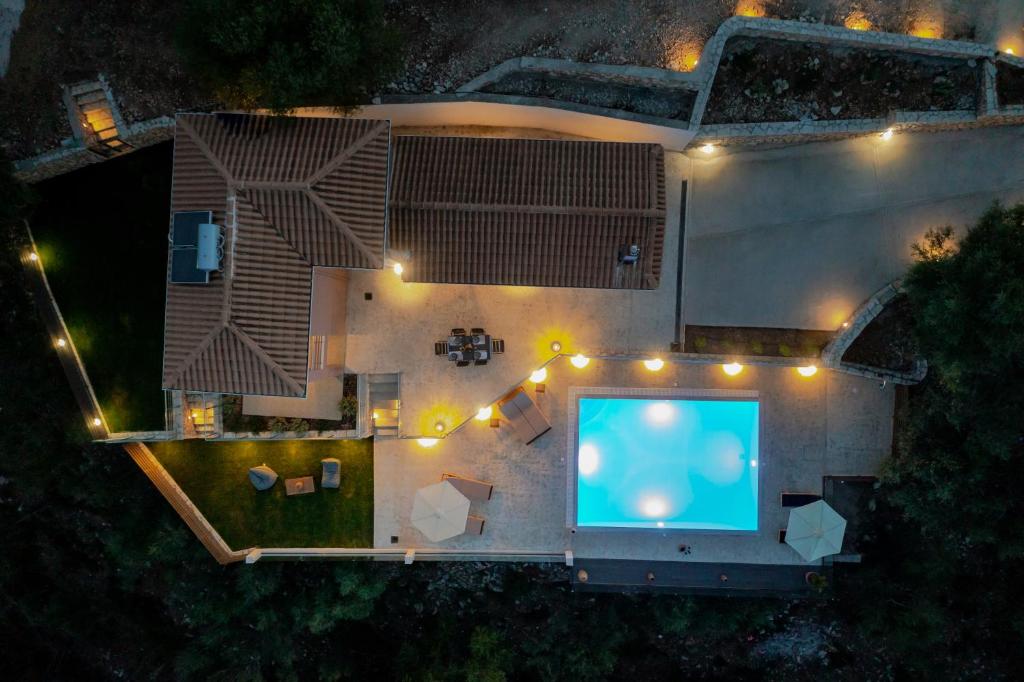 Bazén v ubytování Koumaries Villas nebo v jeho okolí