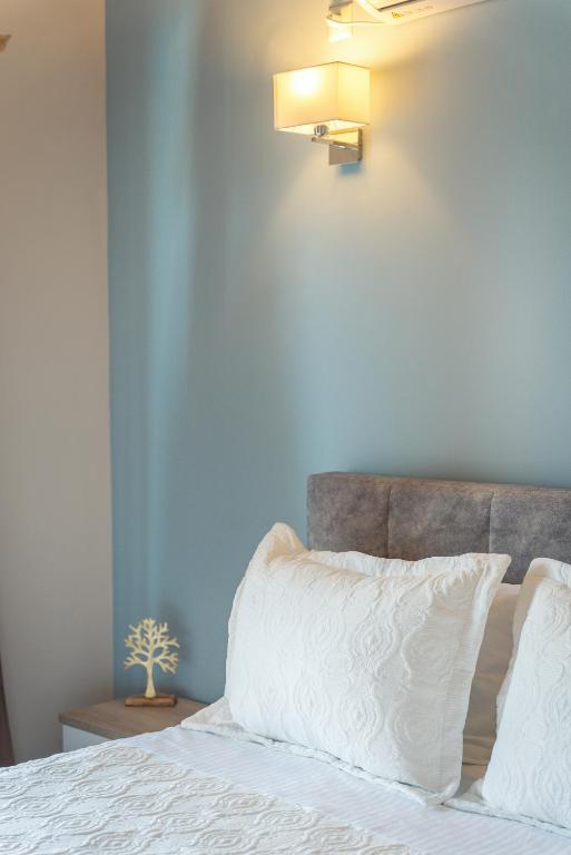 Postel nebo postele na pokoji v ubytování Koumaries Villas