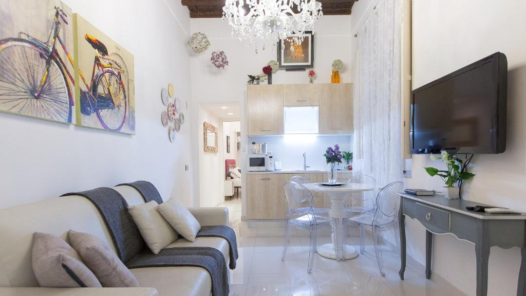 ein Wohnzimmer mit einem Sofa und einem Tisch in der Unterkunft Consulta By Rental In Rome in Rom