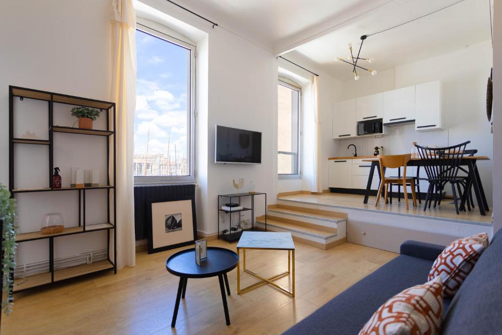 un salon avec un canapé et une table dans l'établissement Le Rive Neuve Standing Vieux-Port - Appartement 1 chambre 4 pers Vue Mer Clim, à Marseille