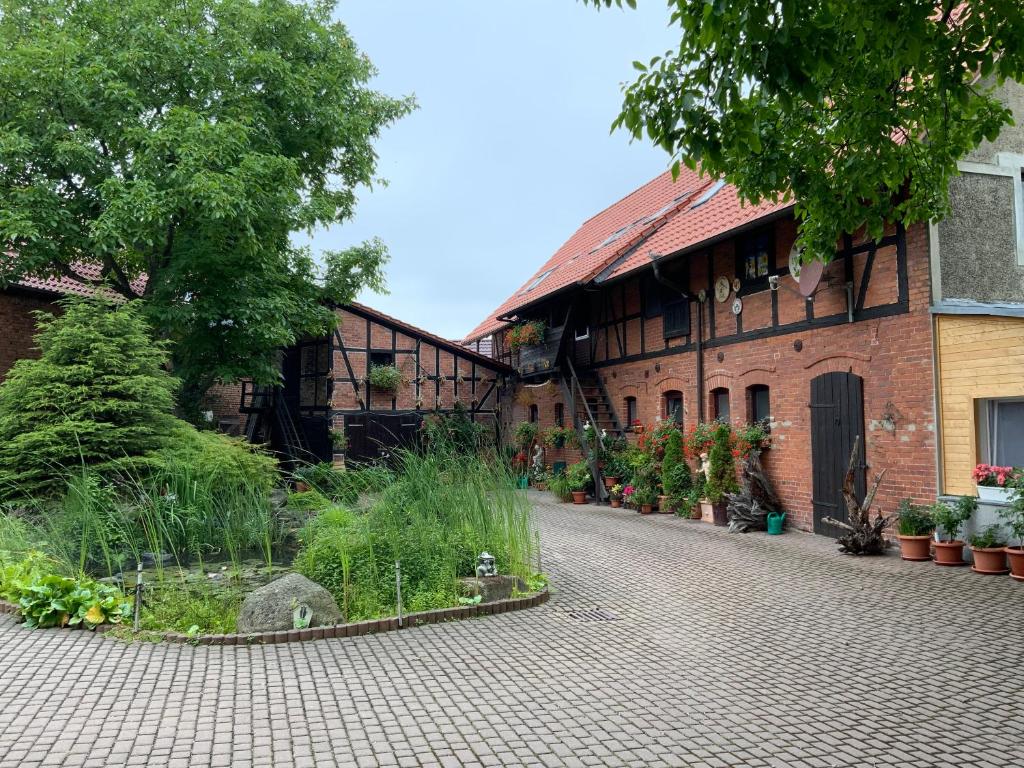 un edificio in mattoni con un giardino di fronte di Ferienwohnung Silstedt a Wernigerode