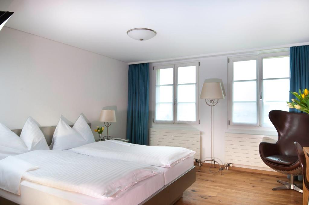 Postel nebo postele na pokoji v ubytování Hotel Restaurant Schlössli Sax