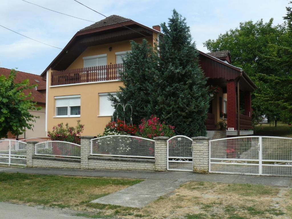 una casa con una valla delante de ella en Zsuzsi Apartman, en Zalakaros