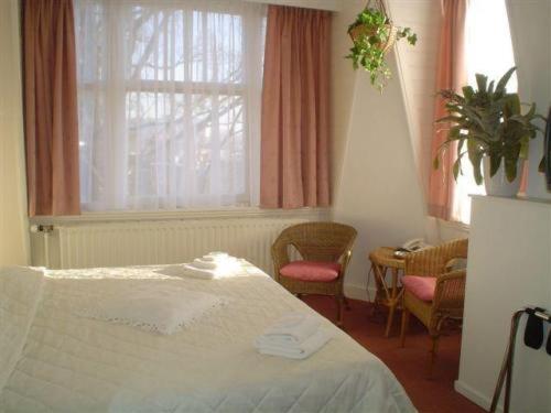 Ein Bett oder Betten in einem Zimmer der Unterkunft Staten Hotel