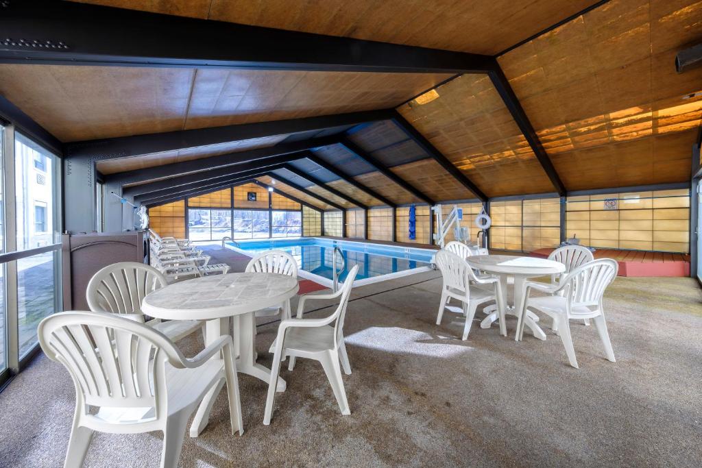 Bazén v ubytování Red Roof Inn & Suites Newburgh - Stewart Airport West Point nebo v jeho okolí