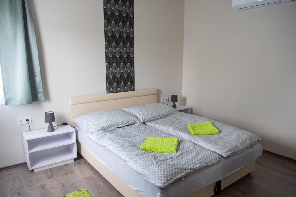 Postel nebo postele na pokoji v ubytování Tempó Apartman Siófok