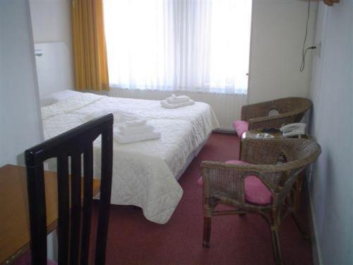Postel nebo postele na pokoji v ubytování Staten Hotel