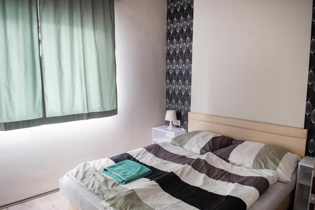 Postel nebo postele na pokoji v ubytování Tempó Apartman Siófok
