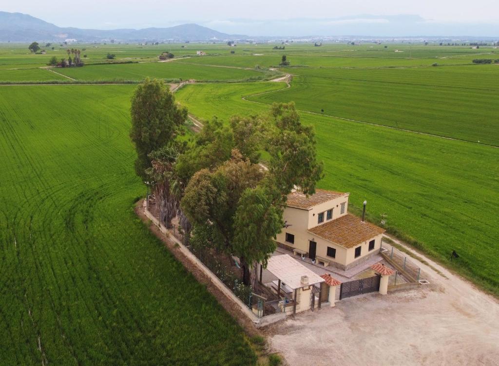 una vista aerea di una casa in mezzo a un campo di Lo Maset de Laura ad Amposta