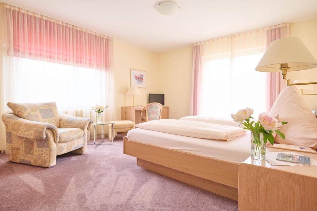 Postel nebo postele na pokoji v ubytování Hotel Morgensonne