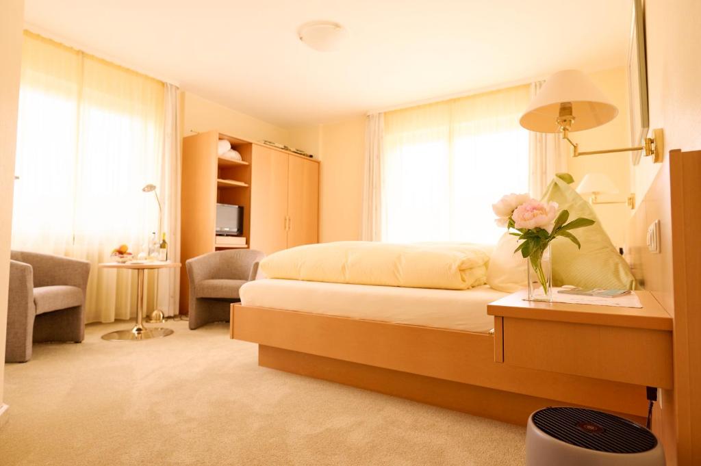 Postel nebo postele na pokoji v ubytování Hotel Morgensonne