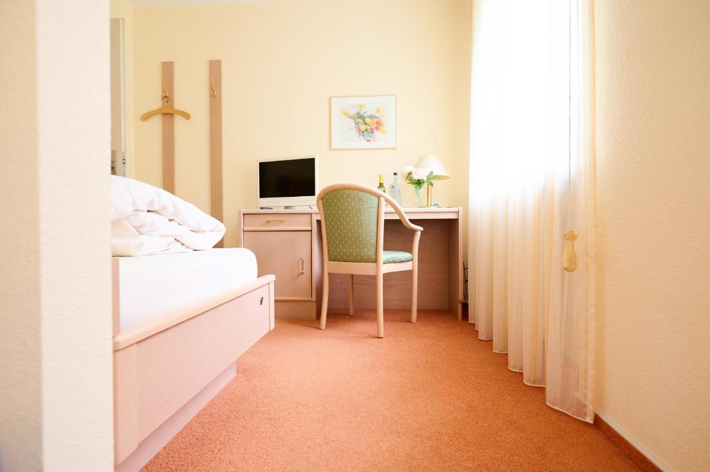 Postel nebo postele na pokoji v ubytování Hotel Morgensonne
