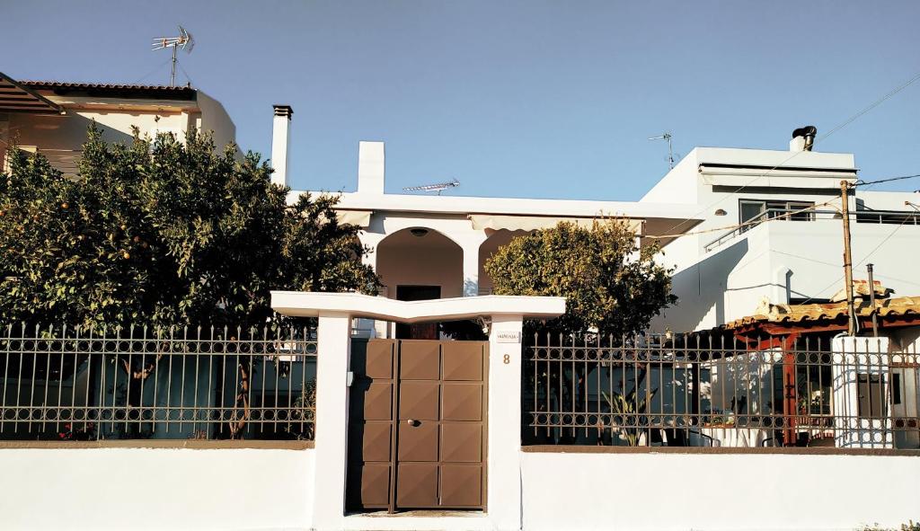 una casa bianca con un cancello e una recinzione di House Sleeps 4 with Pets a Kalívia Thorikoú