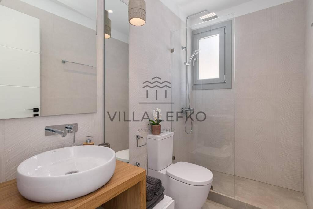 A bathroom at Villa Lefko